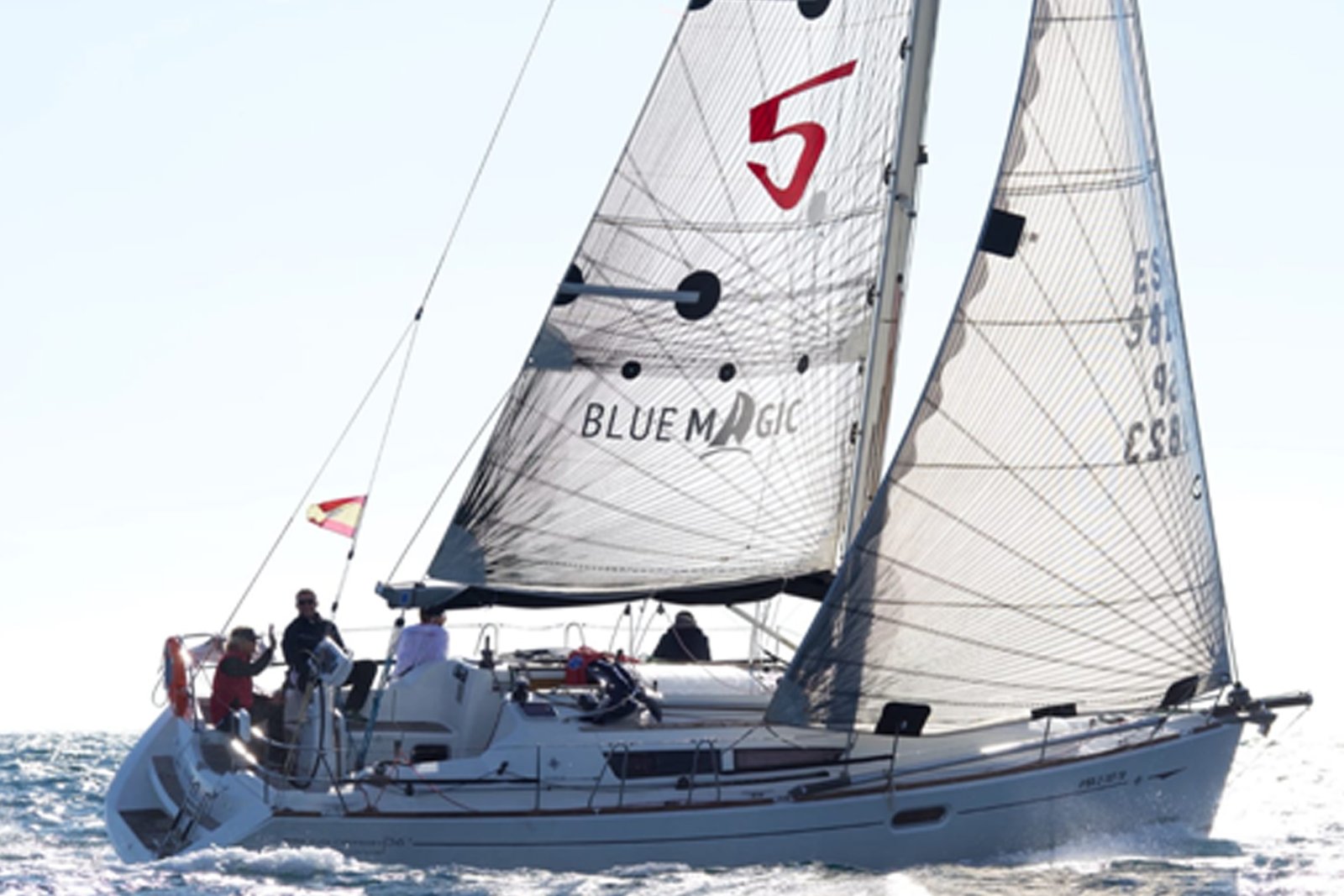 Velero navegando en Palamós